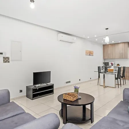 Downtown 2 Bedroom Flat *