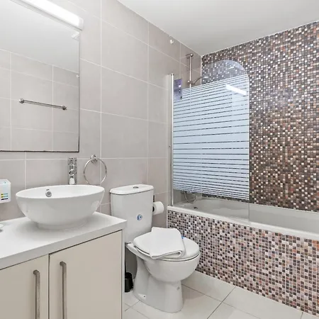 Апартаменты Downtown 2 Bedroom Flat *