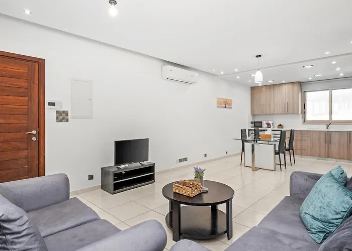 Downtown 2 Bedroom Flat *